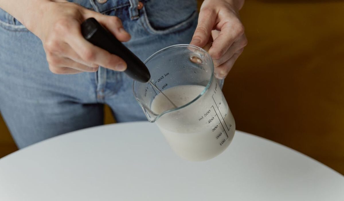 How Many Oz in a Gallon? US vs UK, 7 Ways to Measure Rightly