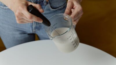 How Many Oz in a Gallon? US vs UK, 7 Ways to Measure Rightly